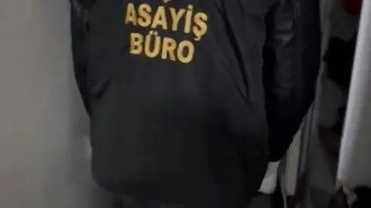 İstanbul'da cephanelik gibi eve operasyon kamerada