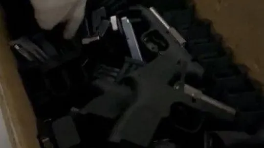 İstanbul'da cephanelik gibi eve operasyon kamerada