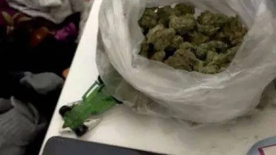 İstanbul'da cephanelik gibi eve operasyon kamerada