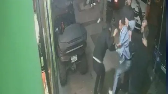 İstanbul'da çiğ köfteci saldırısında intikam detayı: Gencin dövüldüğü anlar kamerada