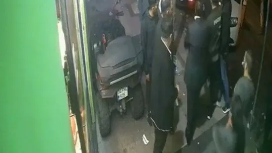 İstanbul'da çiğ köfteci saldırısında intikam detayı: Gencin dövüldüğü anlar kamerada