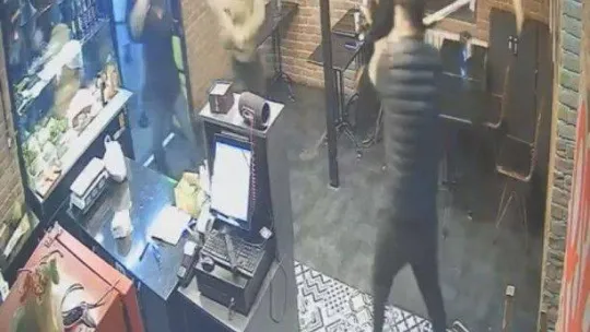 İstanbul'da çiğ köfteci saldırısında intikam detayı: Gencin dövüldüğü anlar kamerada