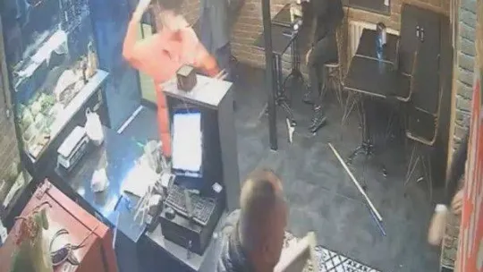 İstanbul'da çiğ köfteci saldırısında intikam detayı: Gencin dövüldüğü anlar kamerada