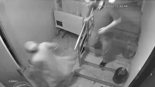 İstanbul'da dehşet anları kamerada: Merdivenlerden 'annem' diye feryat ederek indi