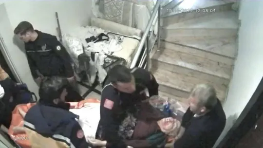 İstanbul'da dehşet anları kamerada: Merdivenlerden 'annem' diye feryat ederek indi