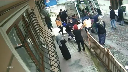 İstanbul'da dehşet anları kamerada: Merdivenlerden 'annem' diye feryat ederek indi