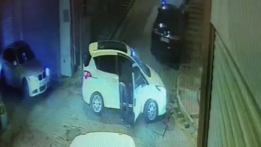 İstanbul'da dehşet anları kamerada: Laf attıkları kızı koruyan adamı bıçakladılar