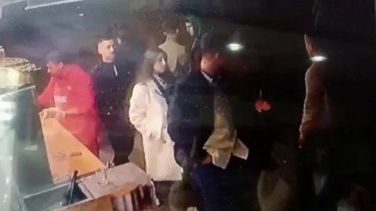 İstanbul'da dehşet anları kamerada: Laf attıkları kızı koruyan adamı bıçakladılar