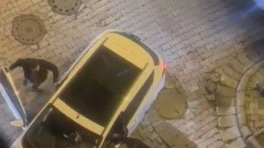 İstanbul'da dehşet anları kamerada: Laf attıkları kızı koruyan adamı bıçakladılar