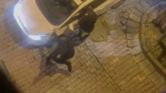 İstanbul'da dehşet anları kamerada: Laf attıkları kızı koruyan adamı bıçakladılar