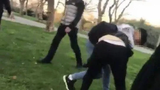 İstanbul'da dehşet anları kamerada: Darp ettikleri genci bıçakladılar