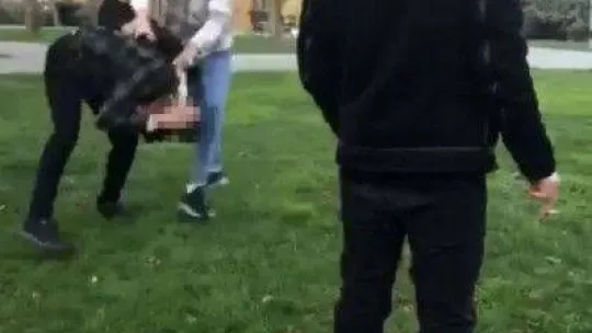 İstanbul'da dehşet anları kamerada: Darp ettikleri genci bıçakladılar