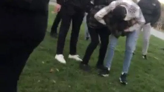 İstanbul'da dehşet anları kamerada: Darp ettikleri genci bıçakladılar