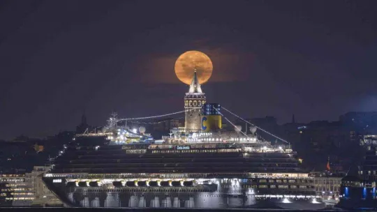 İstanbul'da dolunay manzarası mest etti