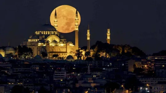 İstanbul'da dolunay manzarası mest etti