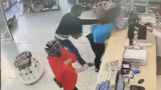 İstanbul'da eczanede genç kadına yumruklu saldırı kamerada