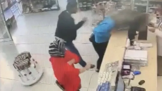 İstanbul'da eczanede genç kadına yumruklu saldırı kamerada