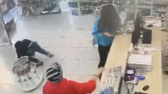 İstanbul'da eczanede genç kadına yumruklu saldırı kamerada