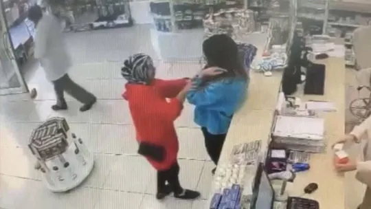 İstanbul'da eczanede genç kadına yumruklu saldırı kamerada