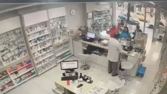İstanbul'da eczanede genç kadına yumruklu saldırı kamerada