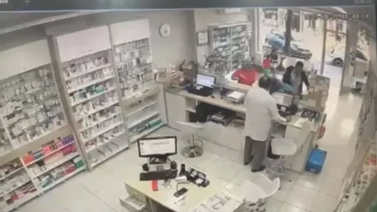İstanbul'da eczanede genç kadına yumruklu saldırı kamerada