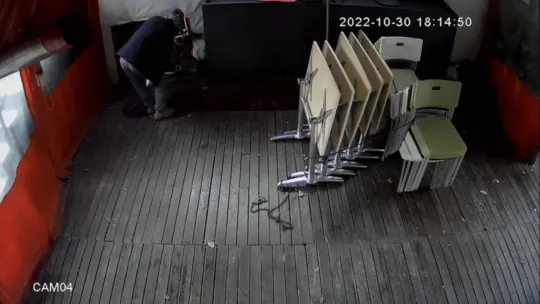 İstanbul'da esnafı şoke eden hırsızlık kamerada: Ellerini yıkamaya gidince lavaboyu yerinde bulamadı