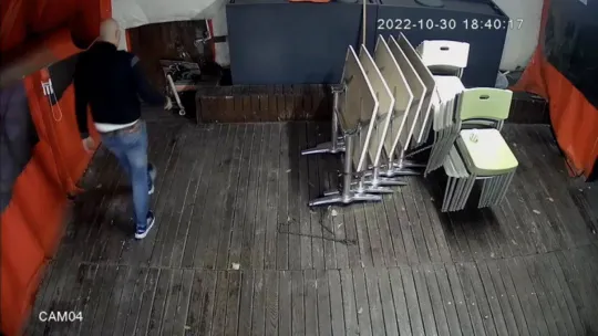 İstanbul'da esnafı şoke eden hırsızlık kamerada: Ellerini yıkamaya gidince lavaboyu yerinde bulamadı