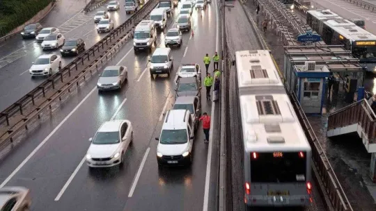 İstanbul'da etkili olan sağanak yağış yoğun trafiğe sebep olurken yağışla beraber ortaya çıkan gökkuşağı kartpostallık manzara oluşturdu