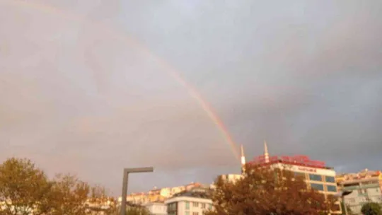 İstanbul'da etkili olan sağanak yağış yoğun trafiğe sebep olurken yağışla beraber ortaya çıkan gökkuşağı kartpostallık manzara oluşturdu