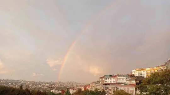 İstanbul'da etkili olan sağanak yağış yoğun trafiğe sebep olurken yağışla beraber ortaya çıkan gökkuşağı kartpostallık manzara oluşturdu