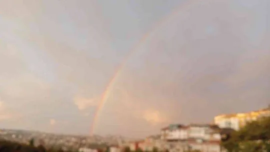 İstanbul'da etkili olan sağanak yağış yoğun trafiğe sebep olurken yağışla beraber ortaya çıkan gökkuşağı kartpostallık manzara oluşturdu
