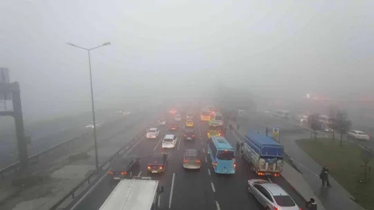 İstanbul'da etkili olan sis görüş mesafesini düşürdü