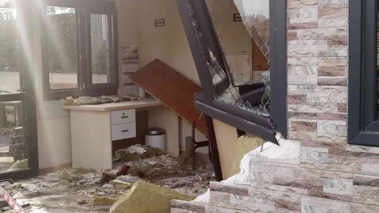 İstanbul'da faciadan dönüldü: Lüks araç taksi durağına daldı