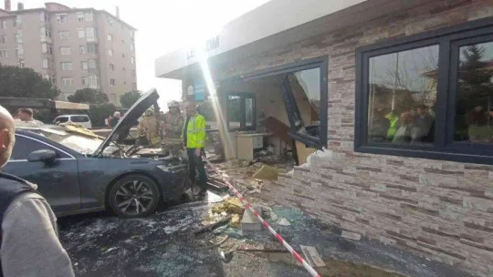 İstanbul'da faciadan dönüldü: Lüks araç taksi durağına daldı