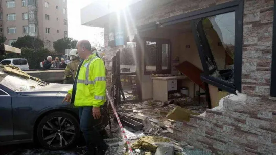 İstanbul'da faciadan dönüldü: Lüks araç taksi durağına daldı