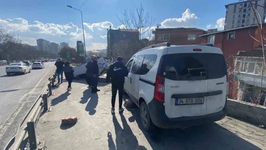 İstanbul'da feci kaza kamerada: 2 araba ve 1 motosiklet pert oldu