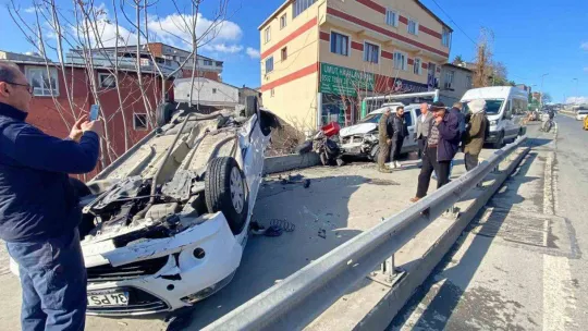 İstanbul'da feci kaza kamerada: 2 araba ve 1 motosiklet pert oldu