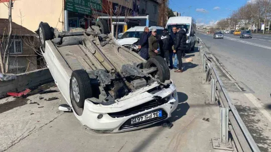 İstanbul'da feci kaza kamerada: 2 araba ve 1 motosiklet pert oldu