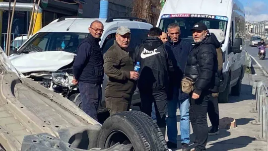 İstanbul'da feci kaza kamerada: 2 araba ve 1 motosiklet pert oldu