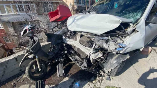 İstanbul'da feci kaza kamerada: 2 araba ve 1 motosiklet pert oldu