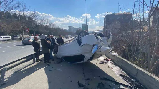 İstanbul'da feci kaza kamerada: 2 araba ve 1 motosiklet pert oldu