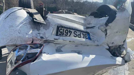 İstanbul'da feci kaza kamerada: 2 araba ve 1 motosiklet pert oldu