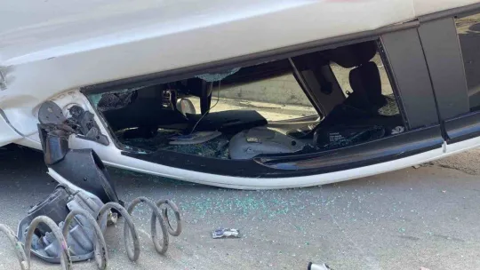 İstanbul'da feci kaza kamerada: 2 araba ve 1 motosiklet pert oldu