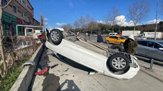 İstanbul'da feci kaza kamerada: 2 araba ve 1 motosiklet pert oldu