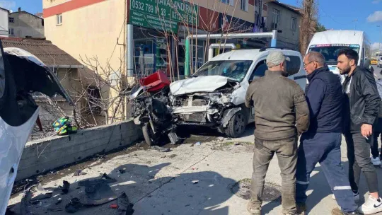 İstanbul'da feci kaza kamerada: 2 araba ve 1 motosiklet pert oldu