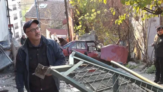 İstanbul'da feci kaza: Merdivenlere uçan araçtan son anda kurtuldular