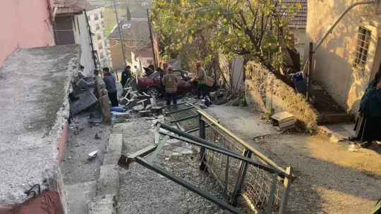 İstanbul'da feci kaza: Merdivenlere uçan araçtan son anda kurtuldular