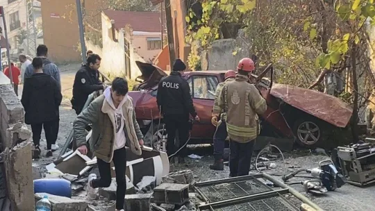 İstanbul'da feci kaza: Merdivenlere uçan araçtan son anda kurtuldular