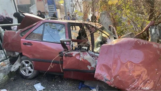 İstanbul'da feci kaza: Merdivenlere uçan araçtan son anda kurtuldular