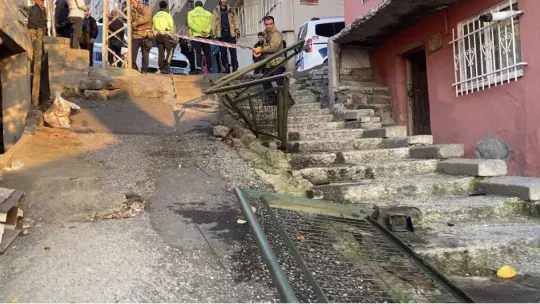 İstanbul'da feci kaza: Merdivenlere uçan araçtan son anda kurtuldular